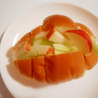ロールパンで♪　セロリと林檎の野菜サンド